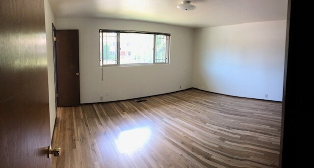upper level master bed - 917 146th Ave SE
