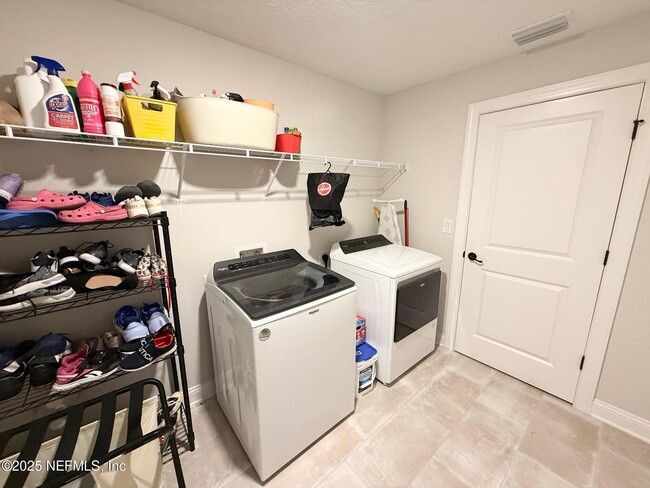 Building Photo - 676 Natureland Cir