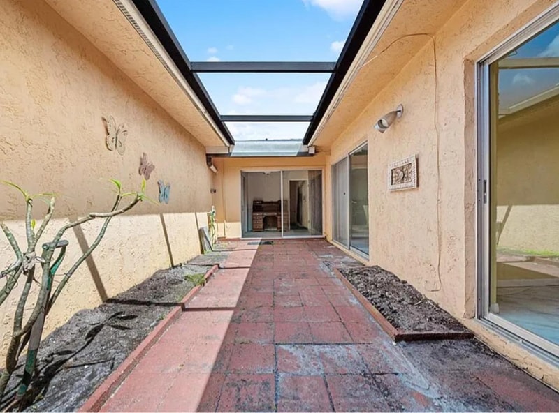 Building Photo - 5428 Larchmont Ct