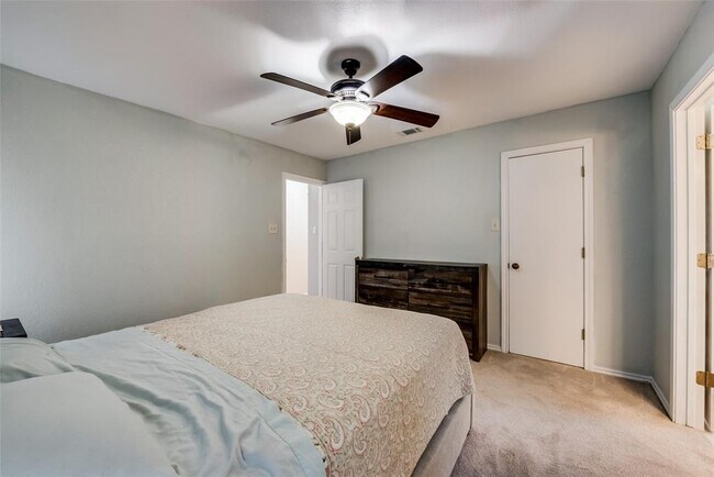 Building Photo - 617 Main St