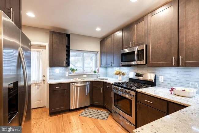 Building Photo - 626 S Curley St