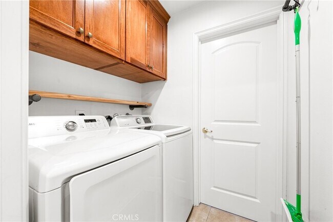 Building Photo - 5892 Meadowlark Dr