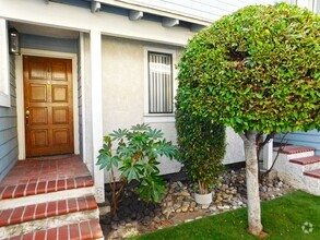 Building Photo - Amazing Pasadena 2+2.5 Townhome