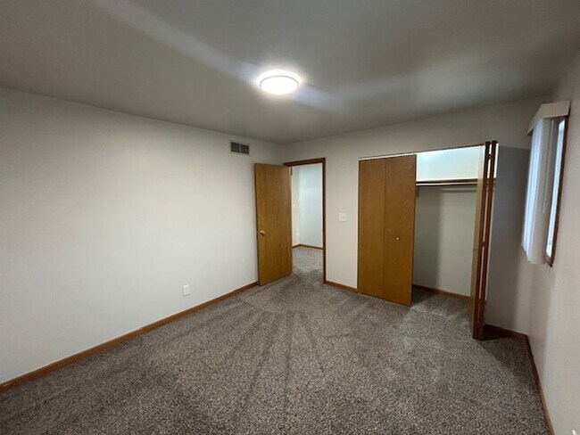 Building Photo - 2 bedroom 1.5 bath TOWNHOUSE with double private balconies and private view of the woods!