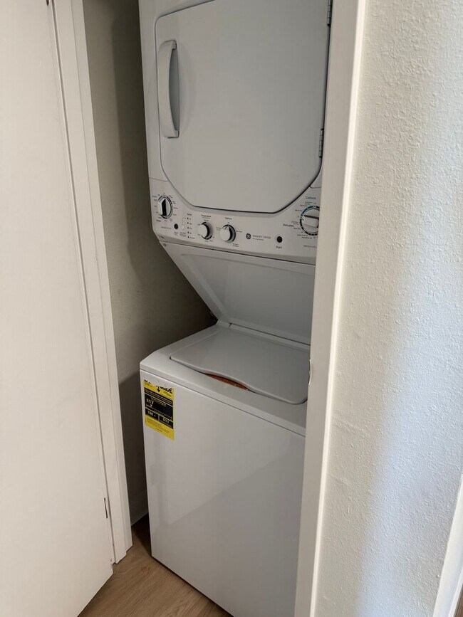 Building Photo - UPDATED 2 BEDROOM END UNIT 2-STORY CONDO WITH GREAT VIEWS IN SAN RAFAEL