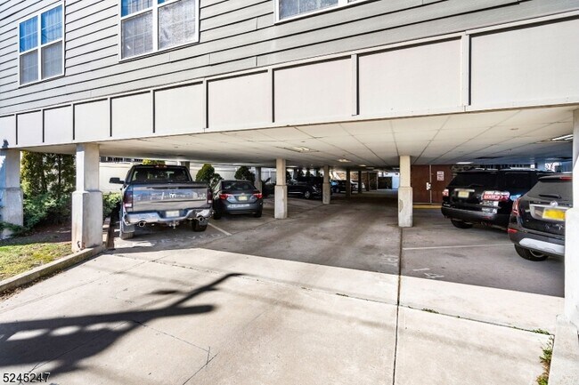 Building Photo - 594 Jefferson Ave