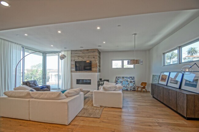 Building Photo - NEWER, LUXURIOUS & MODERN, 2920 SQ FT HOME W/ HIGH END DETAILS, AMAZING DECK/BALCONY SPACE, 2-CAR...