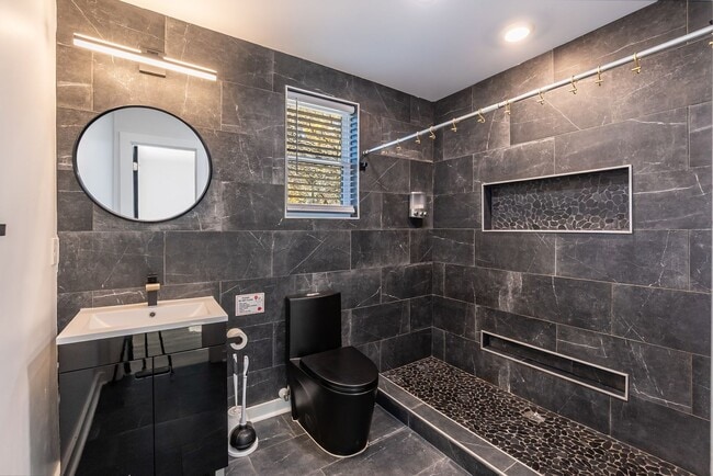 Building Photo - Two Bedroom Home