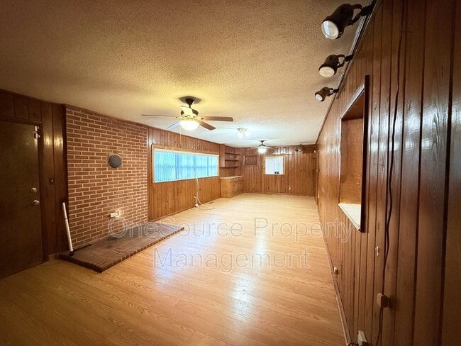 Building Photo - 656 S 11th St