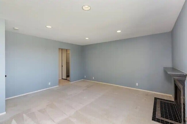 Building Photo - Upgraded La Costa Townhome