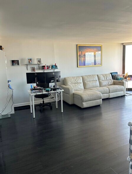 Building Photo - 2650 N Lakeview Ave