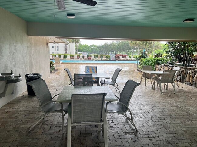 Building Photo - 3300 N Palm Aire Dr