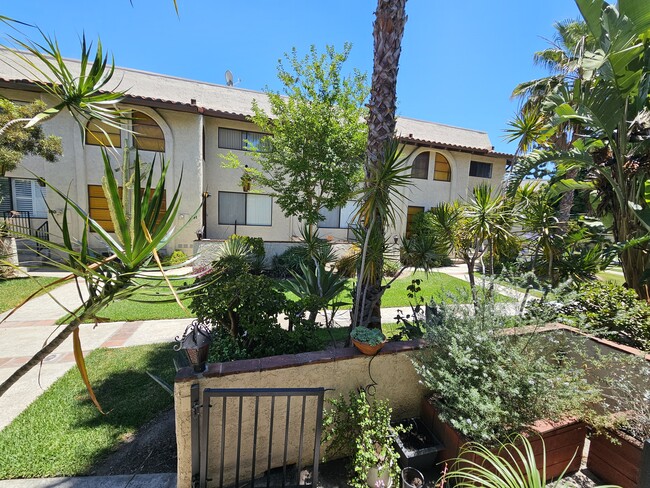 Building Photo - 400 S Flower St