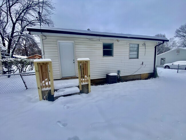 Building Photo - 1128 Maple Ave