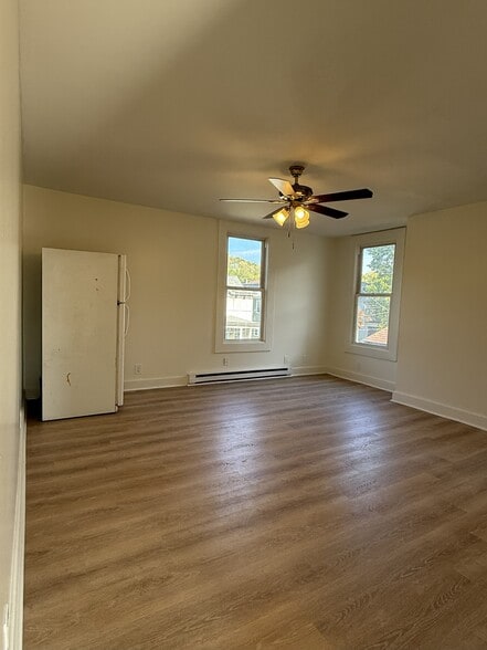 6. Living Room (Fridge Removed) - 424 Beaver St