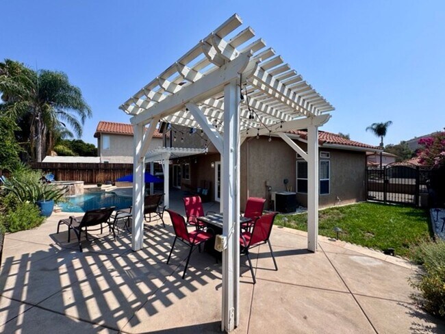 Building Photo - Beautiful 4 Bedroom Pool Home with Solar i...