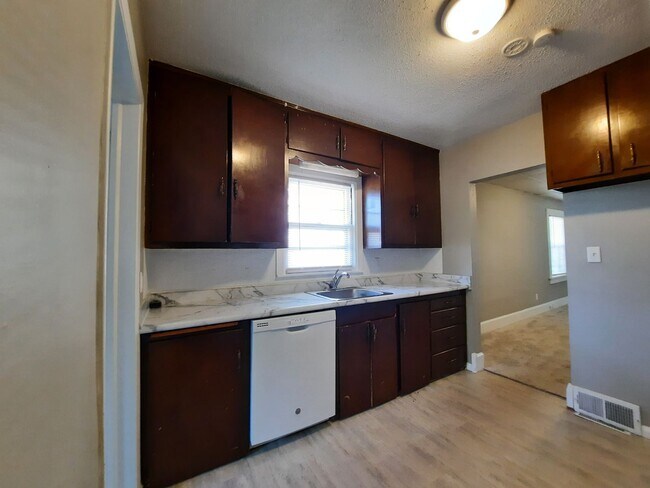 Building Photo - 3 Bedroom Home with a Fenced Yard and BEAU...