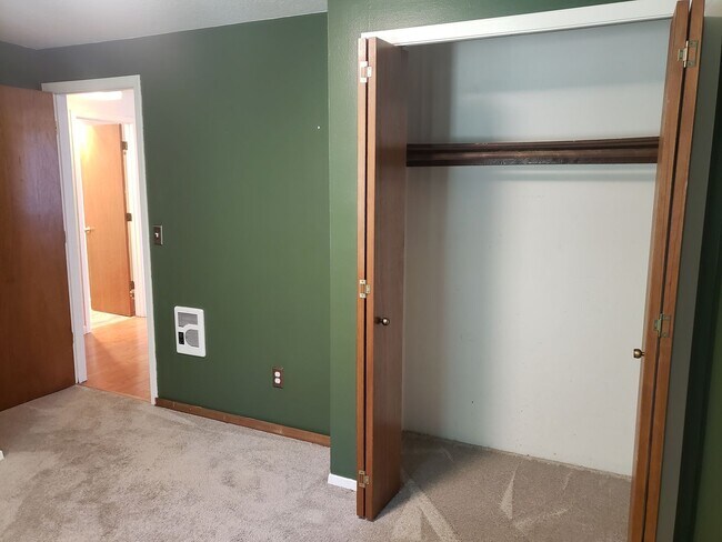 Building Photo - Charming Milwaukie House with Beautiful Ba...