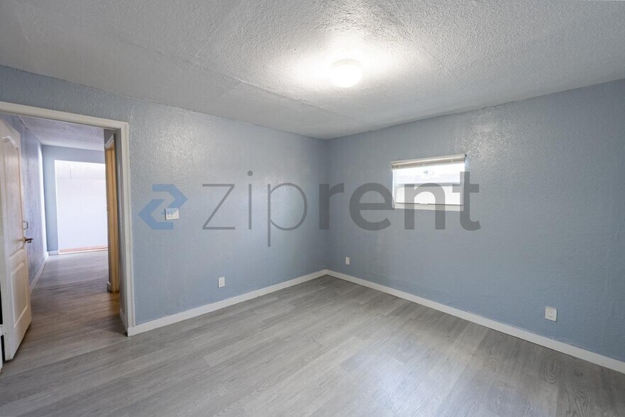 Building Photo - Unit