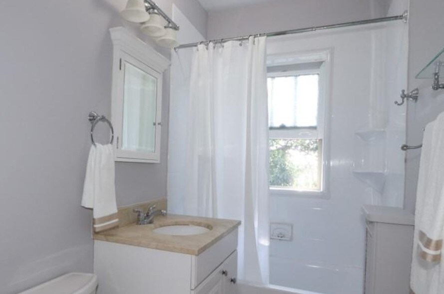 Bathroom - 224 N Oak Park Ave