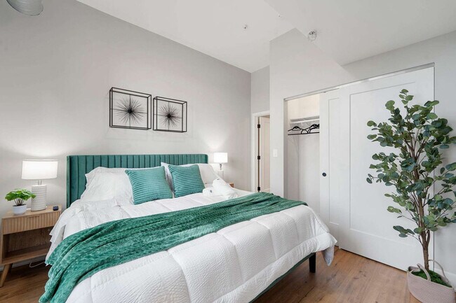 Building Photo - 6044 N Winthrop Ave