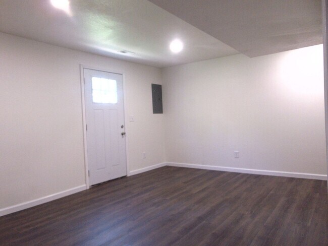 Building Photo - Newly Remodeled 4 Bed 2 Bath Duplex!