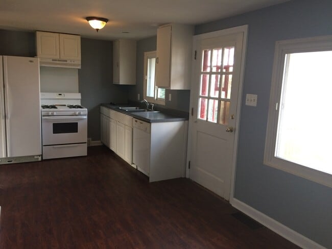 Building Photo - 3 Bedroom with basement!