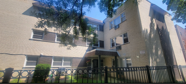 Building Photo - 6105 N Wolcott Ave