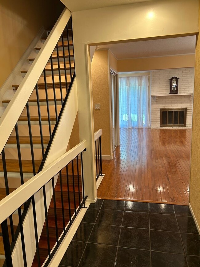 Building Photo - 3 Bedroom Condo with Full Finished Basement for Rent