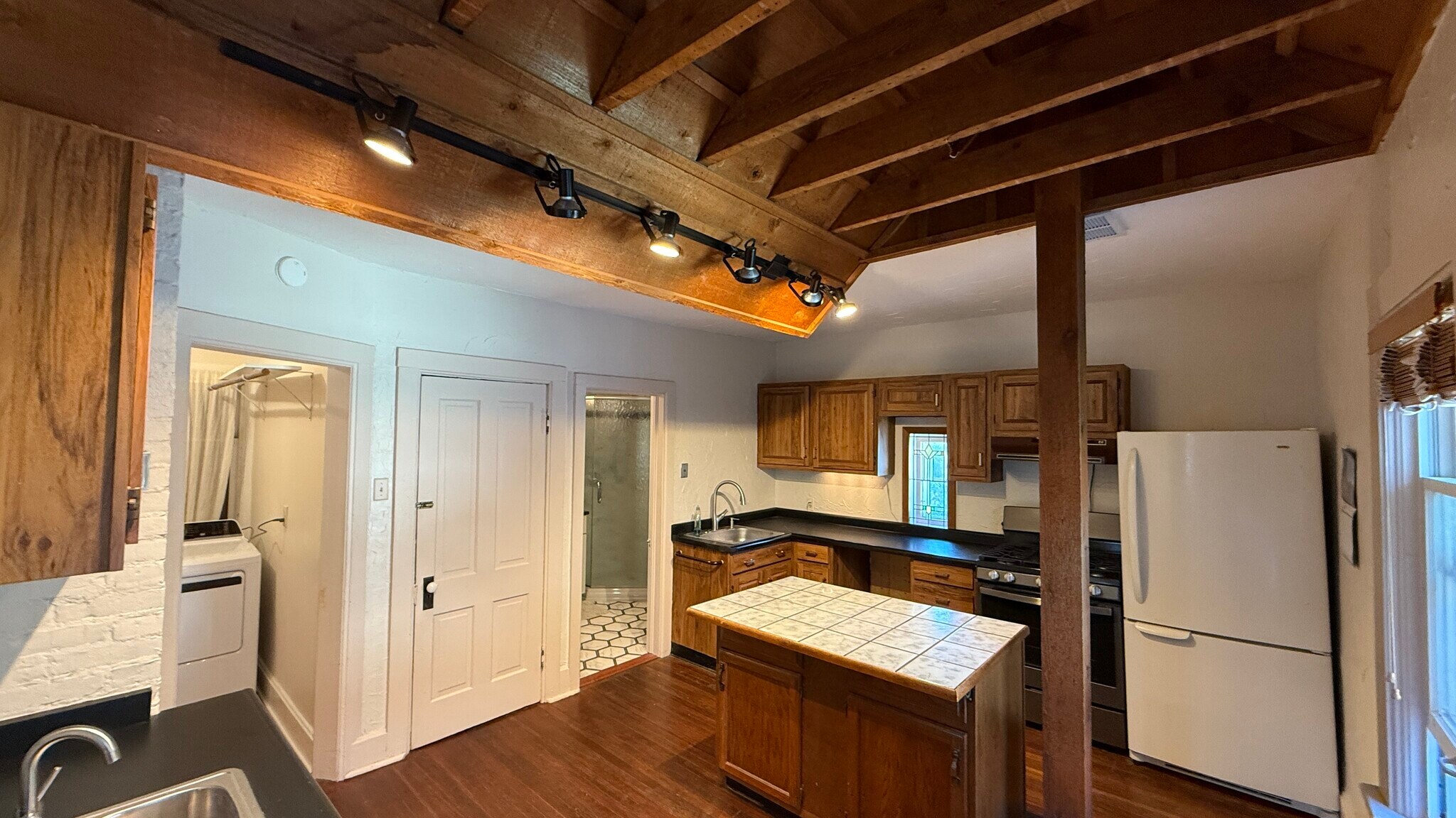 Kitchen 2 - 528 E Glover Ave