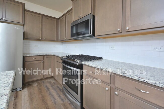 Building Photo - 409 Vassar Dr