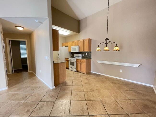 Building Photo - Mission Ridge Condos-Gorgeous 2nd Floor Un...