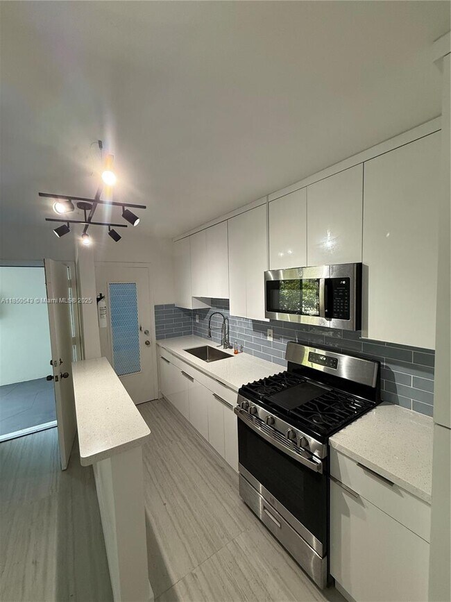 Building Photo - 7441 SW 59th Pl