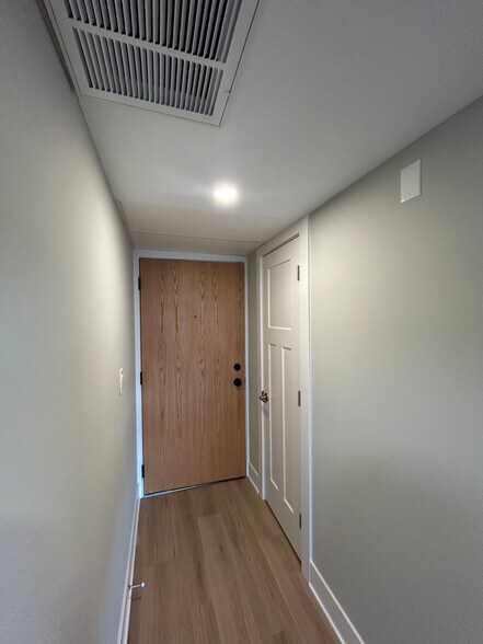 Building Photo - 1254 N La Salle Dr