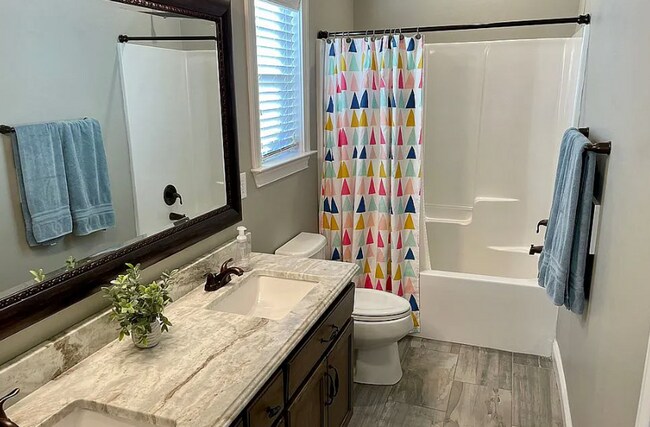 Building Photo - Spacious 4BR/3BA Grove Point Home with Screened Porch & Privacy Fence