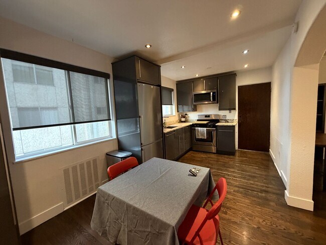 Building Photo - Turnkey Top-Floor Living in Gated Community Near City Park, Dining & Hospitals