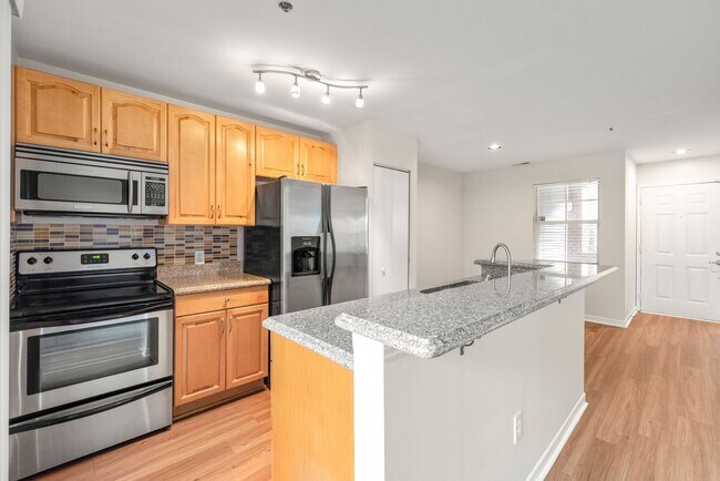 Building Photo - Cozy 1 Bedroom Condo Located In Dilworth &...