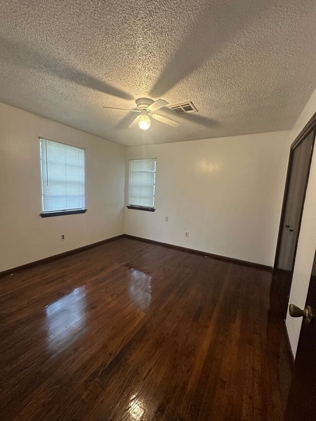 Building Photo - 4 Bed, 2 Bath, 2 dInng, 2 Living