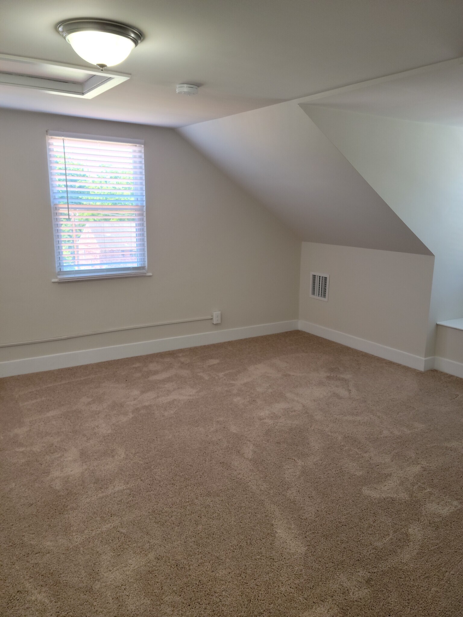 Building Photo - 498 Manatawny St