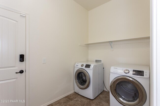 Building Photo - 926 N Gomez St