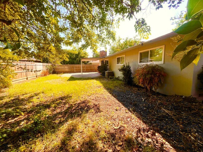 Building Photo - 3 Bedroom Home with a Backyard!!