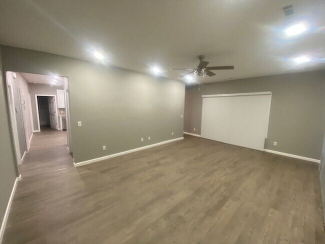 Building Photo - Adorable 3 Bedroom Home in Downtown Bentonville!