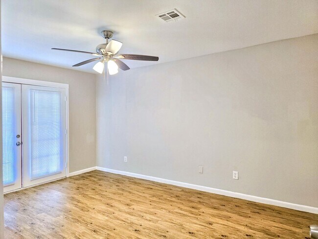Building Photo - 5922 Densmore Dr