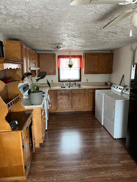 Building Photo - 550 Hopkins Rd