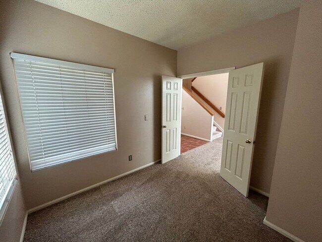 Building Photo - 2 Bed/ 1.5 Bath Home
