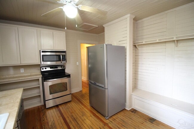 Building Photo - 3102 E De Soto St