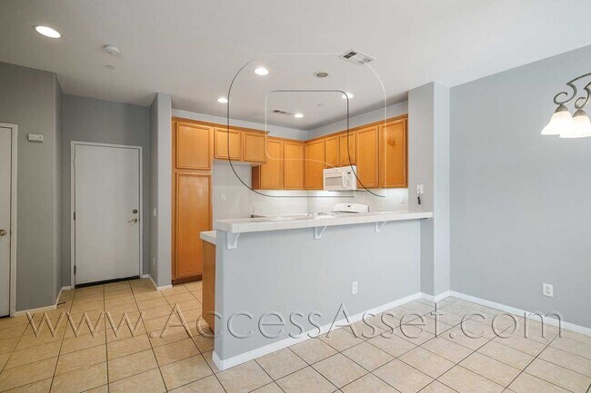 Building Photo - 3 Bed / 2.5 Bath Townhome | Open Layout + Modern Finishes