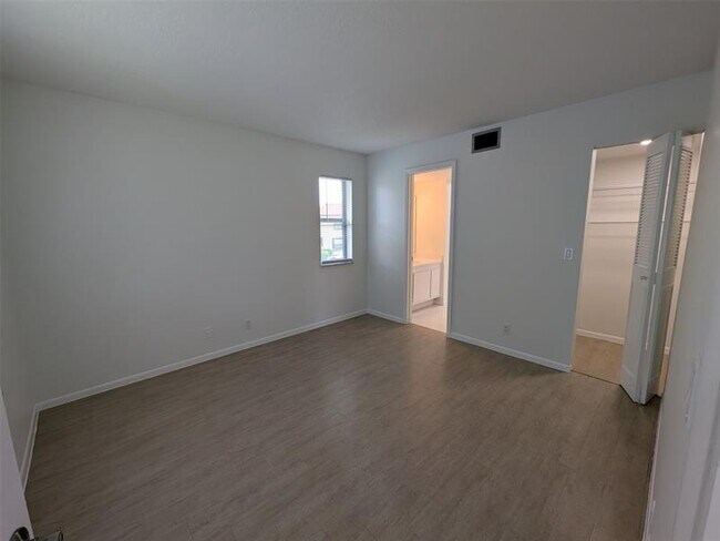 Building Photo - 21915 Lake Forest Cir