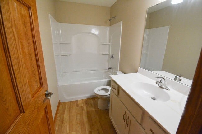 Building Photo - Spacious 4 Bed, 3.5 Bath Home For Rent in ...