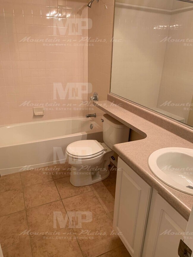 Building Photo - 714 Bentley Pl